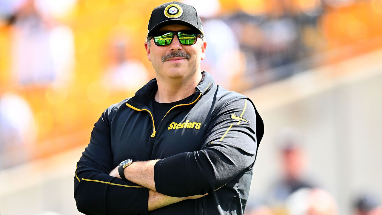 PITTSBURGH, PENNSYLVANIA - SEPTEMBER 22: Offensive coordinator Arthur Smith of the Pittsburgh Steelers looks on prior to the game against the Los Angeles Chargers at Acrisure Stadium on September 22, 2024 in Pittsburgh, Pennsylvania.
