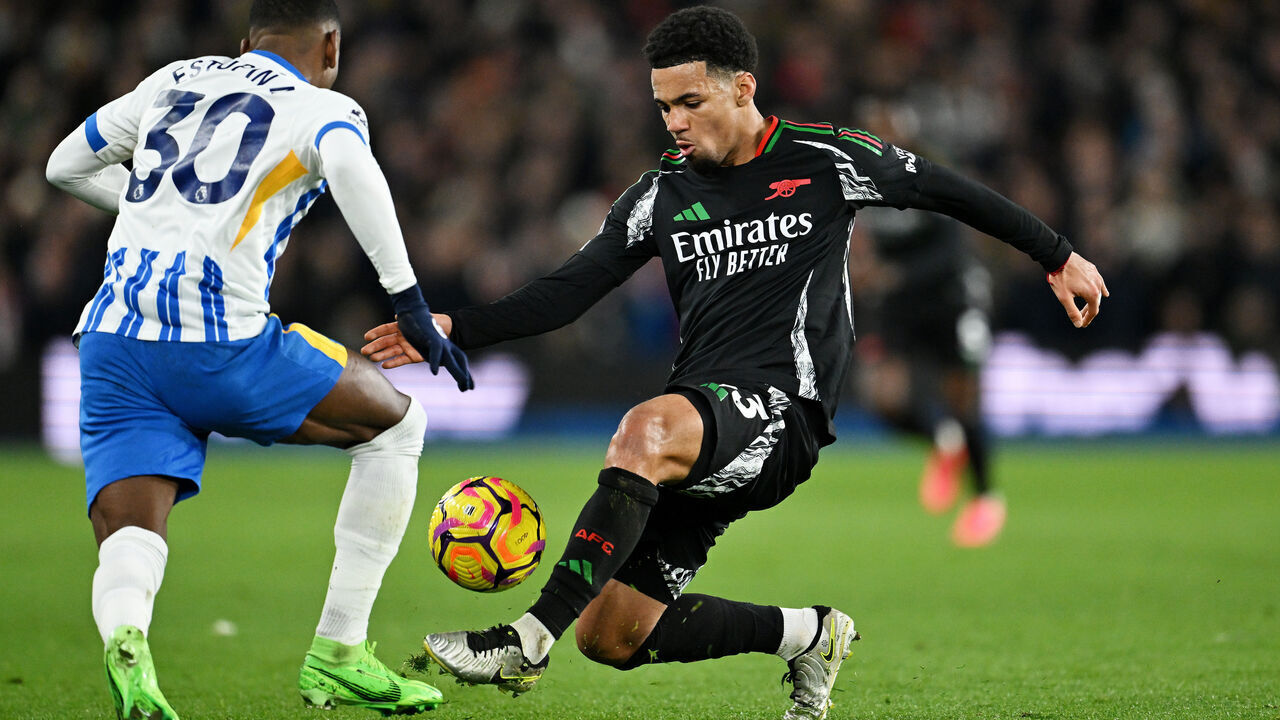 BRIGHTON, ENGLAND - JANUARY 04: Pervis Estupinan of Brighton & Hove Albion is challenged by Ethan Nwaneri of Arsenal during the Premier League match between Brighton & Hove Albion FC and Arsenal FC at Amex Stadium on January 04, 2025 in Brighton, England.