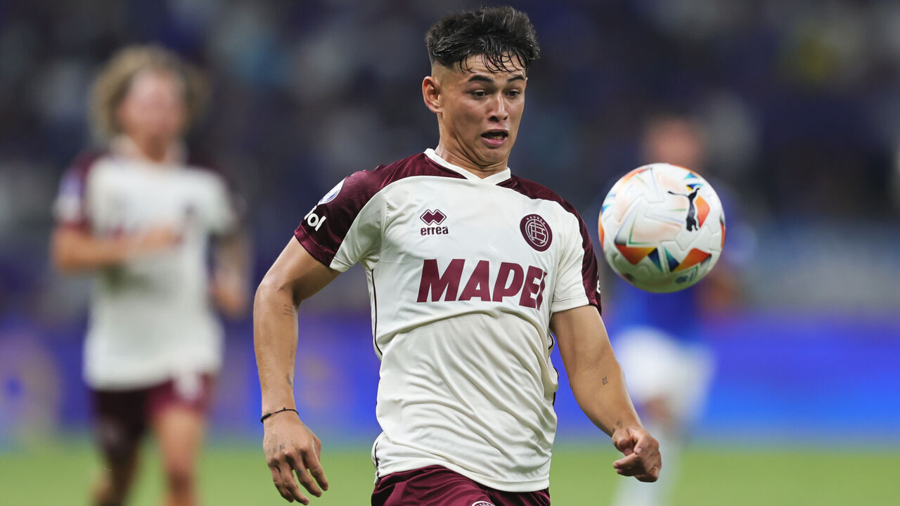 BELO HORIZONTE, BRAZIL - OCTOBER 23: Julio Soler of Lanus controls the ball during the Copa CONMEBOL Sudamericana 2024 Semi-final first leg match between Cruzeiro and Lanus at Mineirao Stadium on October 23, 2024 in Belo Horizonte, Brazil.