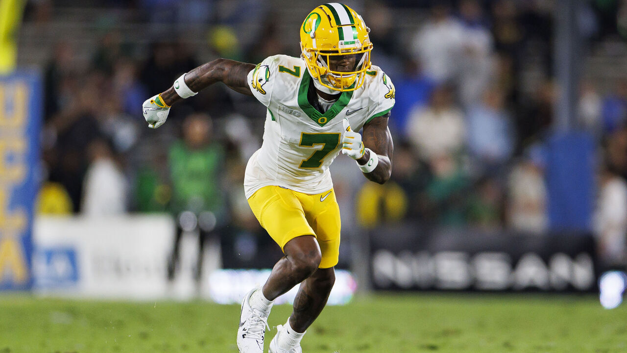 PASADENA, CA - SEPTEMBER 28: Wide receiver Evan Stewart #7 of the Oregon Ducks gets set during the second quarter of an NCAA college football game against the UCLA Bruins, at Rose Bowl on September 28, 2024 in Pasadena, California.