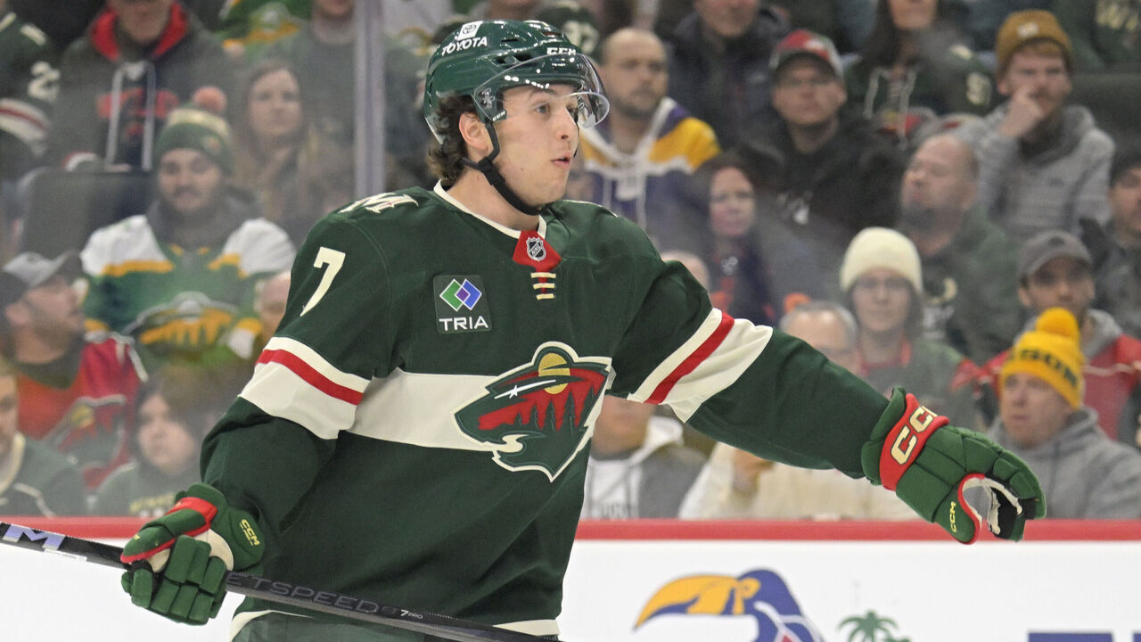 ST. PAUL, MN - DECEMBER 12: Minnesota Wild defenseman Brock Faber (7) directs traffic during an NHL game between the Minnesota Wild and Edmonton Oilers on December 12, 2024, at Xcel Energy Center in St. Paul, MN.