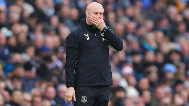 MANCHESTER, ENGLAND - DECEMBER 26: Sean Dyche, manager of Everton, looks dejected during the Premier League match between Manchester City FC and Everton FC at Etihad Stadium on December 26, 2024 in Manchester, England.