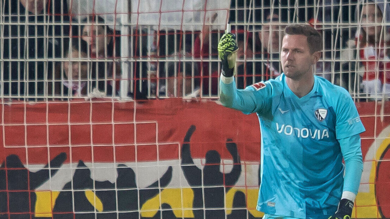 dpatop - 14 December 2024, Berlin: Soccer: Bundesliga, 1. FC Union Berlin - VfL Bochum, Matchday 14, An der Alten Försterei. Bochum goalkeeper Patrick Drewes shows an object with which he was hit on the head. Photo: Andreas Gora/dpa - IMPORTANT NOTE: In accordance with the regulations of the DFL German Football League and the DFB German Football Association, it is prohibited to utilize or have utilized photographs taken in the stadium and/or of the match in the form of sequential images and/or video-like photo series.