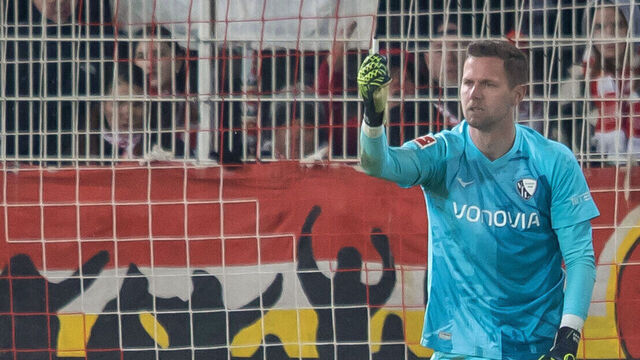 dpatop - 14 December 2024, Berlin: Soccer: Bundesliga, 1. FC Union Berlin - VfL Bochum, Matchday 14, An der Alten Försterei. Bochum goalkeeper Patrick Drewes shows an object with which he was hit on the head. Photo: Andreas Gora/dpa - IMPORTANT NOTE: In accordance with the regulations of the DFL German Football League and the DFB German Football Association, it is prohibited to utilize or have utilized photographs taken in the stadium and/or of the match in the form of sequential images and/or video-like photo series.