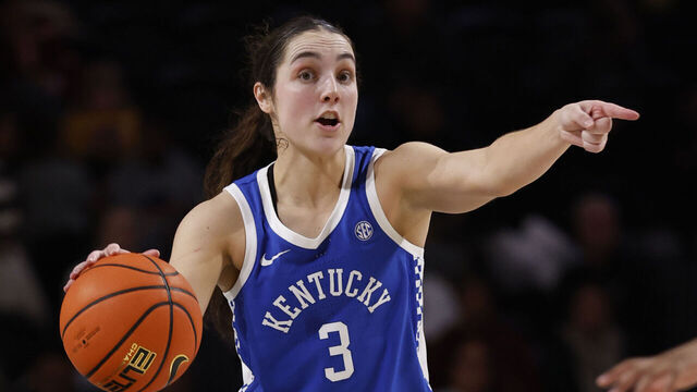 NASHVILLE, TN - JANUARY 05:Kentucky Wildcats guard Georgia Amoore (3) directs a play during a game between the Vanderbilt Commodores and Kentucky Wildcats, January 5, 2025 at Memorial Gymnasium in Nashville, Tennessee.