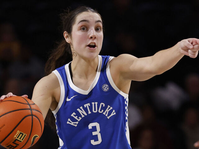 NASHVILLE, TN - JANUARY 05:Kentucky Wildcats guard Georgia Amoore (3) directs a play during a game between the Vanderbilt Commodores and Kentucky Wildcats, January 5, 2025 at Memorial Gymnasium in Nashville, Tennessee.