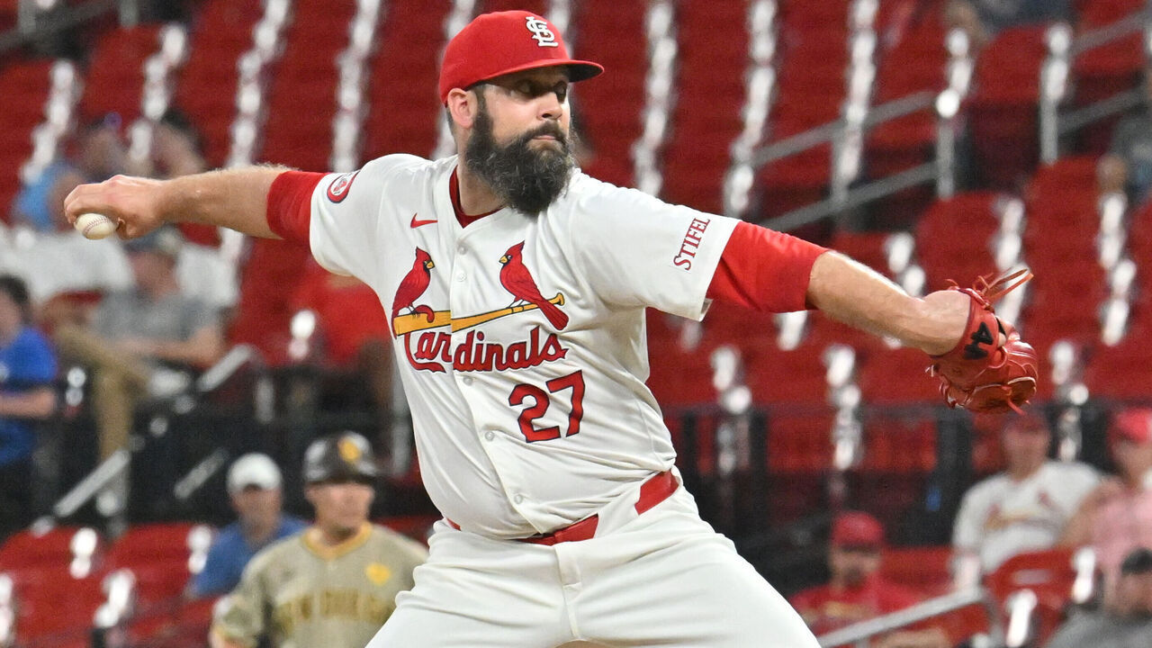 ST. LOUIS. MO - AUGUST 27: St. Louis Cardinals pitcher Andrew Kittredge (27) pitches in relief during a MLB game between the San Diego Padres and the St. Louis Cardinals, on August 27, 2024, at Busch Stadium, St. Louis, MO.