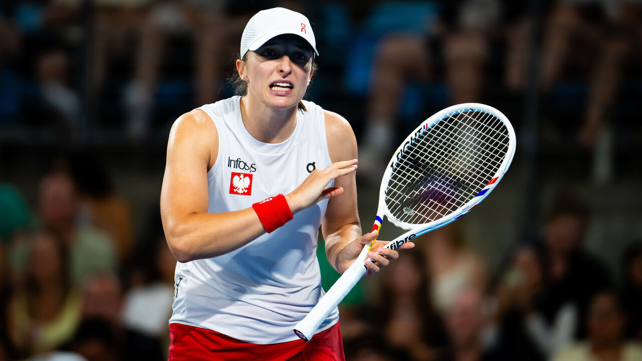 SYDNEY, AUSTRALIA - JANUARY 05: Iga Swiatek of Poland reacts while playing against Coco Gauff of the United States in the final on Day 10 of the 2025 United Cup at Ken Rosewall Arena on January 05, 2025 in Sydney, Australia