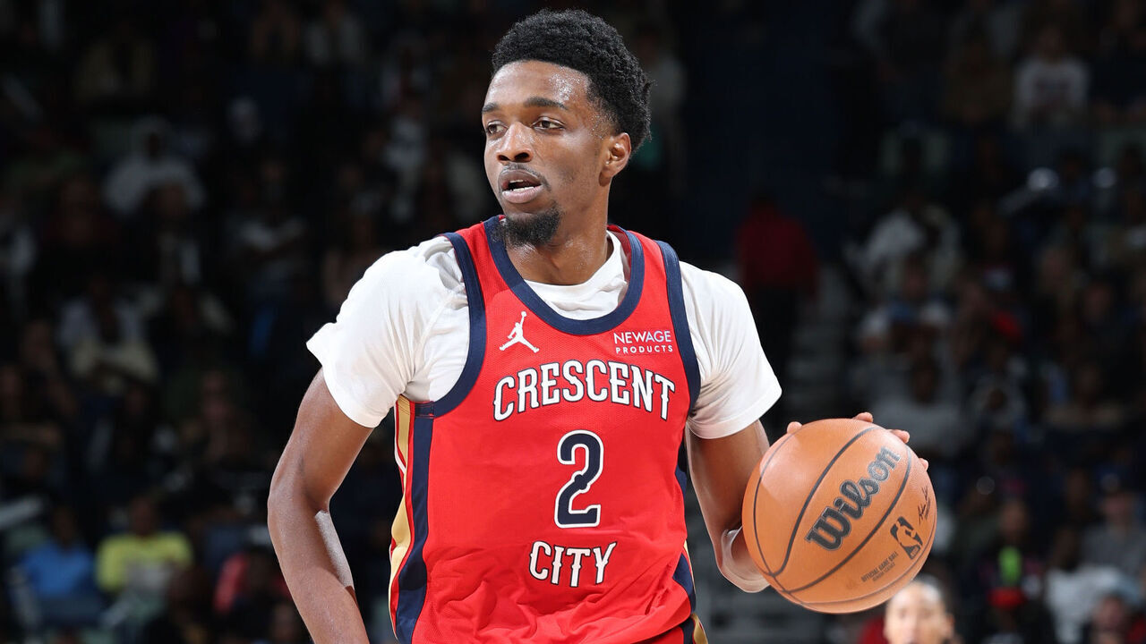 NEW ORLEANS, LA - DECEMBER 27: Herbert Jones #2 of the New Orleans Pelicans handles the ball during the game against the Memphis Grizzlies on December 27, 2024 at Smoothie King Center in New Orleans, Louisiana. Mandatory Copyright Notice: Copyright 2024 NBAE