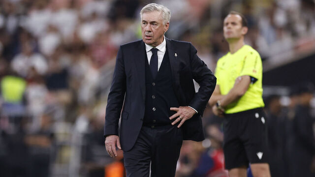 JEDDAH, SAUDI ARABIA - JANUARY 09: Carlo Ancelotti, Manager of Real Madrid reacts during the Spanish Super Cup match between Real Madrid and RCD Mallorca at King Abdullah Sports City on January 09, 2025 in Jeddah, Saudi Arabia.