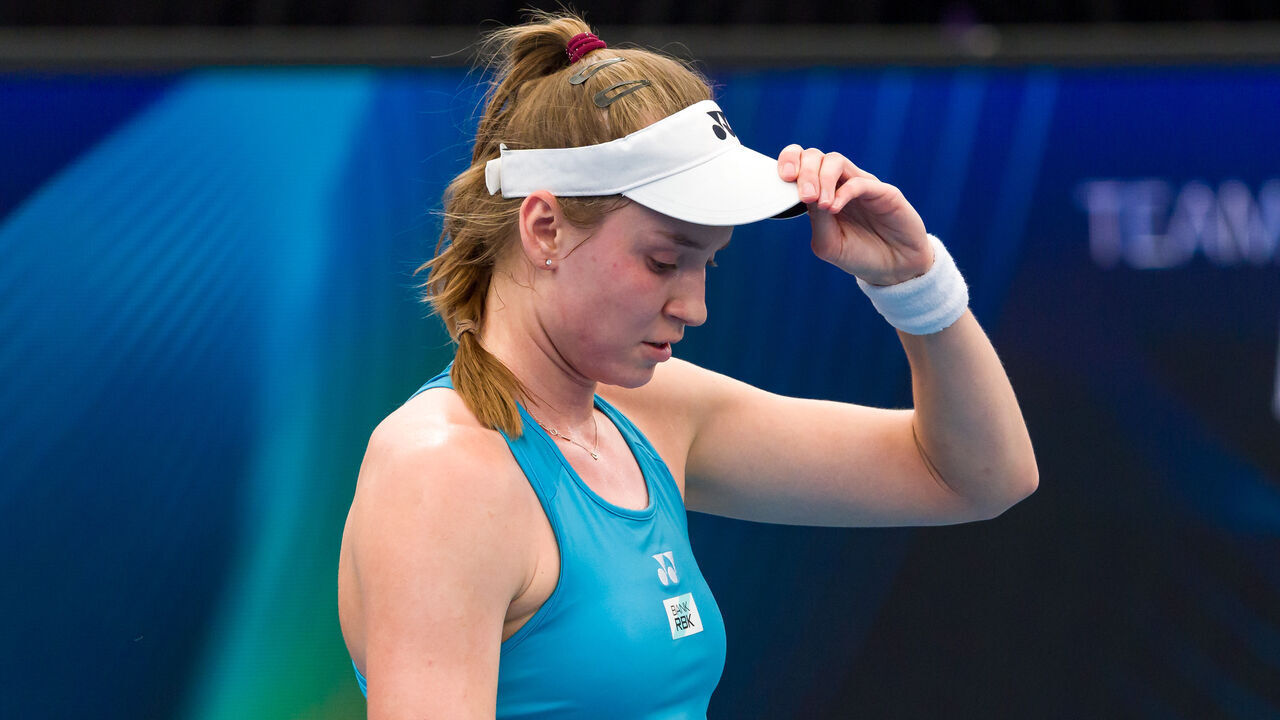 SYDNEY, AUSTRALIA - JANUARY 04: Elena Rybakina of Kazakhstan reacts in the semi-final match against Iga Swiatek of Poland during day nine of the 2025 United Cup at Ken Rosewall Arena on January 04, 2025 in Sydney, Australia.