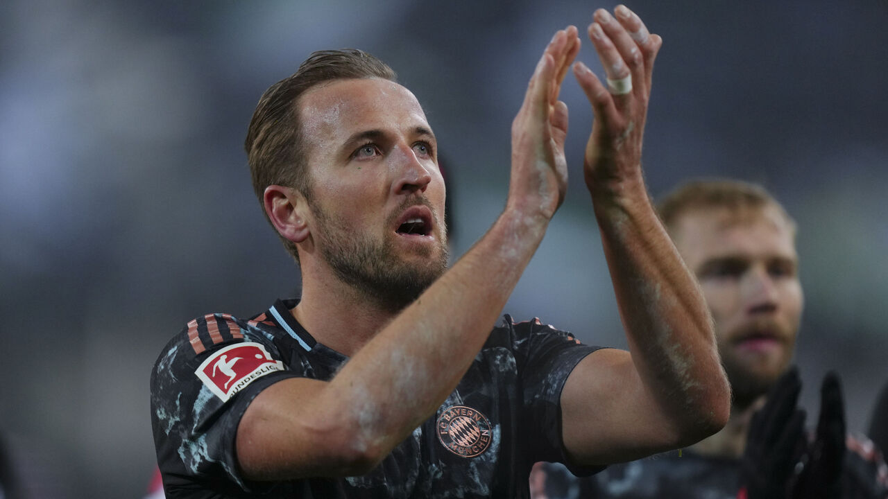 MOENCHENGLADBACH, GERMANY - JANUARY 11: Harry Kane of FC Bayern München acknowledges the fans following his side's victory in the Bundesliga match between Borussia Mönchengladbach and FC Bayern München at Borussia-Park on January 11, 2025 in Moenchengladbach, Germany.