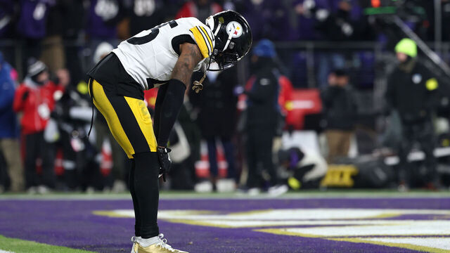 BALTIMORE, MARYLAND - JANUARY 11: DeShon Elliott #25 of the Pittsburgh Steelers reacts after a touchdown by the Baltimore Ravens during the second quarter during the AFC Wild Card Playoff at M&T Bank Stadium on January 11, 2025 in Baltimore, Maryland.