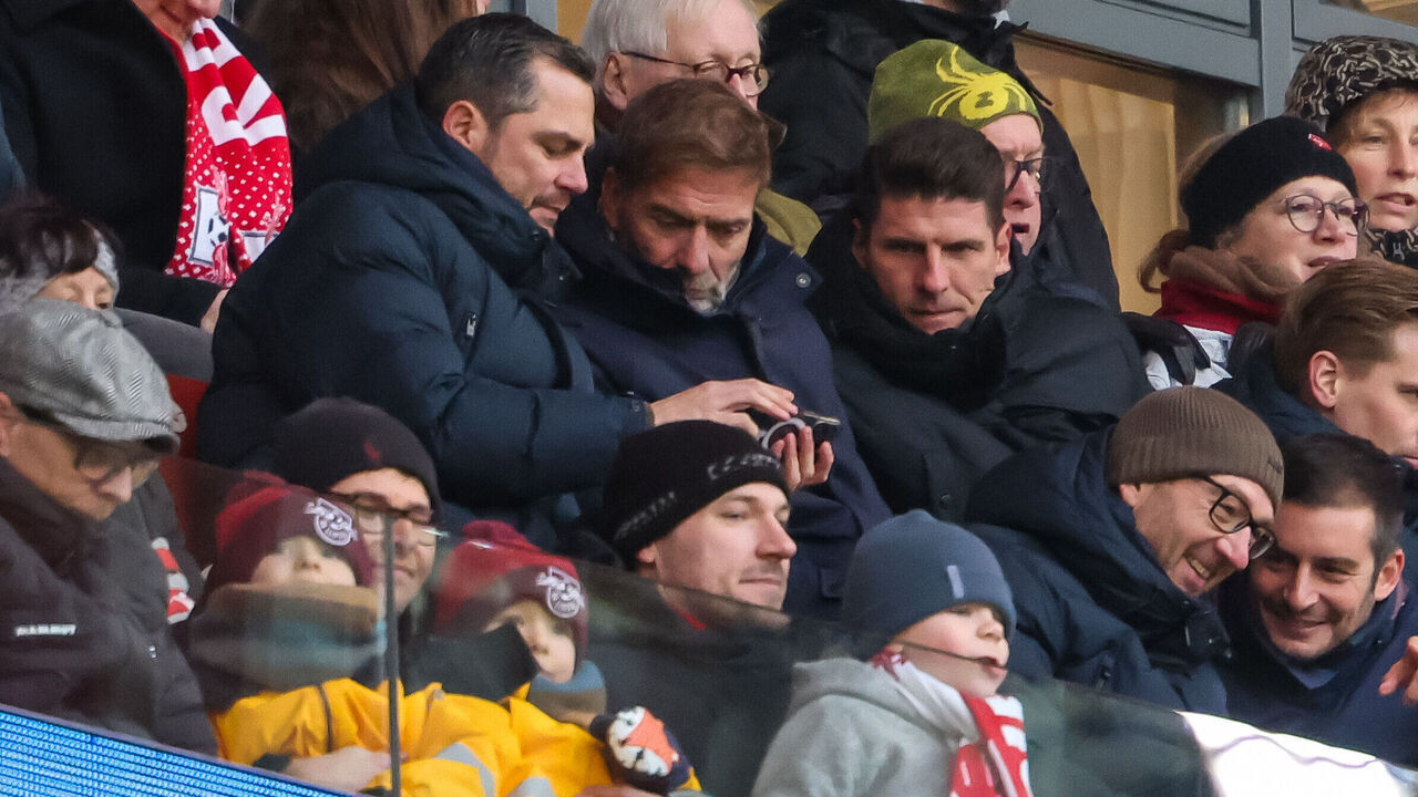 12 January 2025, Saxony, Leipzig: Soccer: Bundesliga, RB Leipzig - Werder Bremen, matchday 16, Red Bull Arena. Marcel Schäfer (l-r), Leipzig's Managing Director Sport, Jürgen Klopp, Head of Global Soccer at Red Bull, and Mario Gomez, Technical Director Red Bull Soccer International, sit in the stands. Photo: Jan Woitas/dpa - IMPORTANT NOTE: In accordance with the regulations of the DFL German Football League and the DFB German Football Association, it is prohibited to utilize or have utilized photographs taken in the stadium and/or of the match in the form of sequential images and/or video-like photo series.
