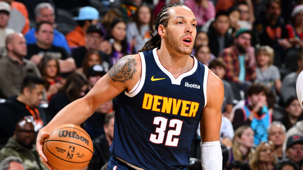 PHOENIX, AZ - DECEMBER 25: Aaron Gordon #32 of the Denver Nuggets dribbles the ball during the game against the Phoenix Suns on December 25, 2024 at Footprint Center in Phoenix, Arizona. Mandatory Copyright Notice: Copyright 2024 NBAE