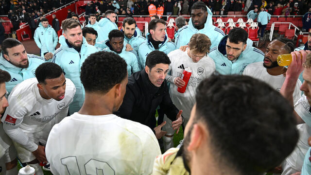 LONDON, ENGLAND - JANUARY 12: Mikel Arteta, Manager of Arsenal, gives a team talk prior to extra time during the Emirates FA Cup Third Round match between Arsenal and Manchester United at Emirates Stadium on January 12, 2025 in London, England. Arsenal are playing in a special all-white kit for today's FA Cup third-round tie as part of their ‘No More Red’ initiative which was launched in collaboration with Adidas in 2022 to keep young people safe from knife crime.