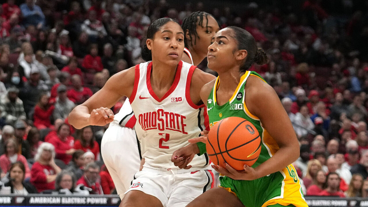 COLUMBUS, OH - JANUARY 12: Oregon Ducks guard Deja Kelly (25) drives to the basket against Ohio State Buckeyes forward Taylor Thierry (2) during the game between the Ohio State Buckeyes and the Oregon Ducks at Value City Arena in Columbus, Ohio On January 12, 2025.
