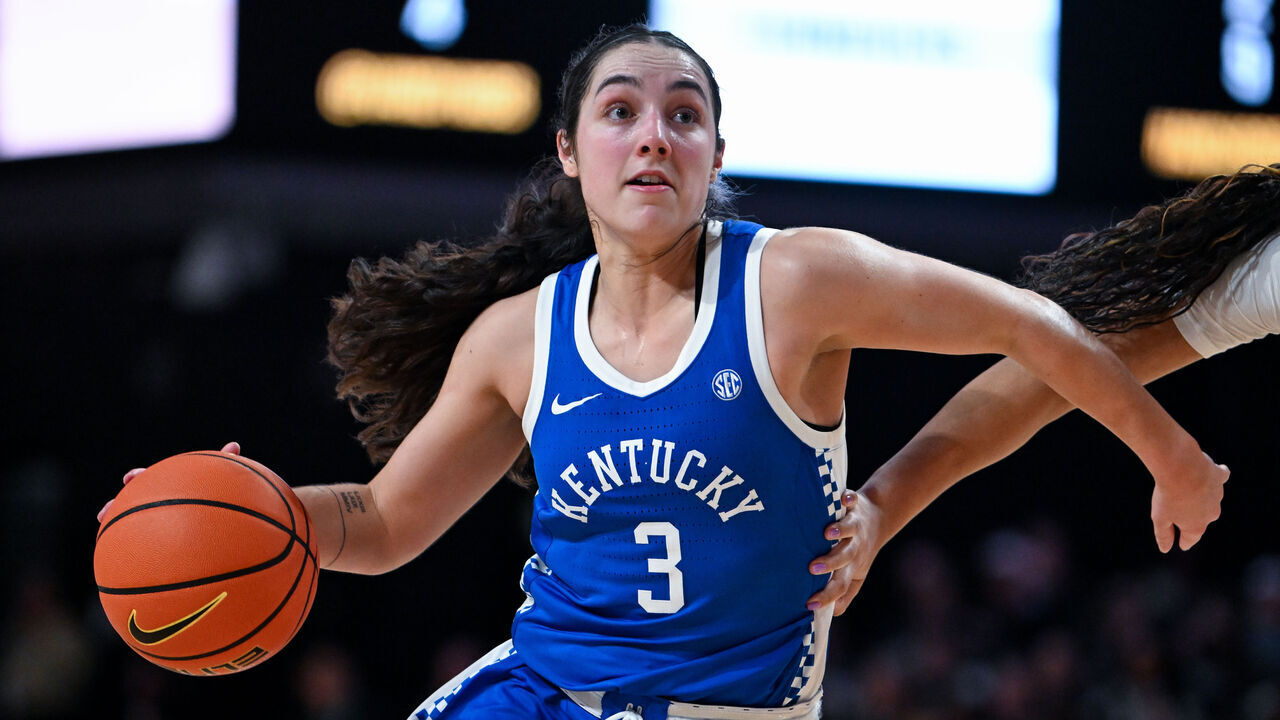 NASHVILLE, TENNESSEE - JANUARY 5: Georgia Amoore #3 of the Kentucky Wildcats drives towards the basket against the Vanderbilt Commodores in the second half at Vanderbilt University Memorial Gymnasium on January 5, 2025 in Nashville, Tennessee.