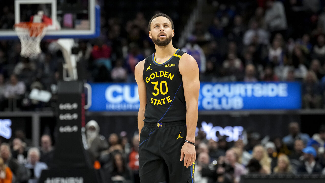 DETROIT, MICHIGAN - JANUARY 09: Stephen Curry #30 of the Golden State Warriors looks up against the Detroit Pistons at Little Caesars Arena on January 09, 2025 in Detroit, Michigan.