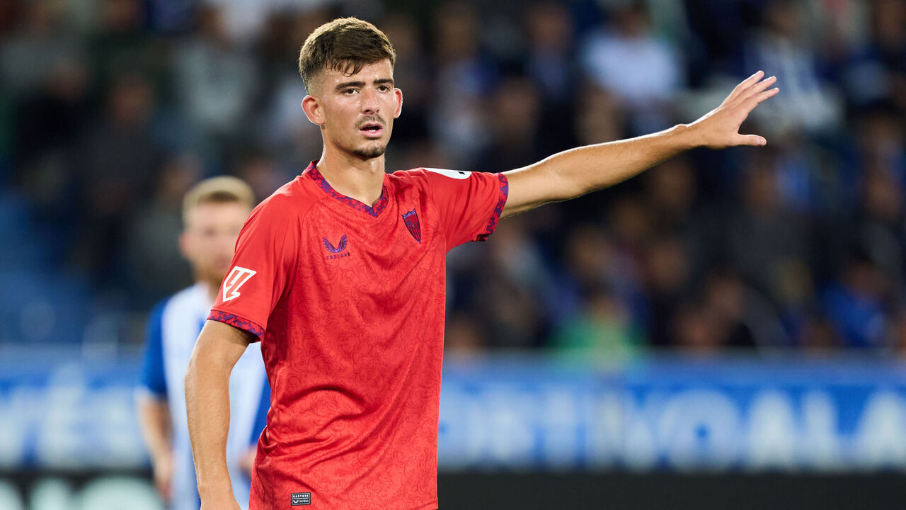 VITORIA-GASTEIZ, SPAIN - SEPTEMBER 20: Kike Salas of Sevilla FC reacts during the LaLiga match between Deportivo Alaves and Sevilla FC at Estadio de Mendizorroza on September 20, 2024 in Vitoria-Gasteiz, Spain.
