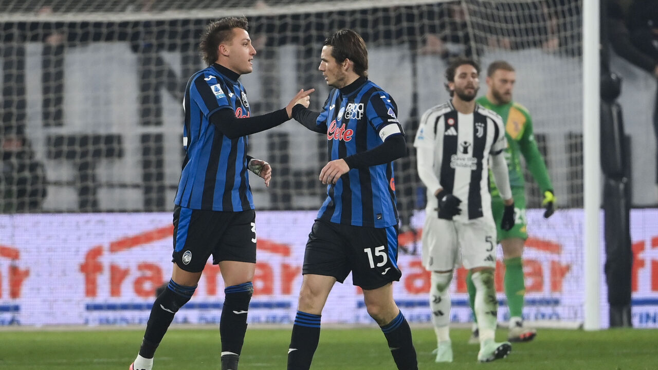 BERGAMO, ITALY - JANUARY 14: Mateo Retegui (C)of Atalanta BC celebrates after scoring his team's first goal with teammate Marten de Roon during the Serie A match between Atalanta and Juventus at Gewiss Stadium on January 14, 2025 in Bergamo, Italy.