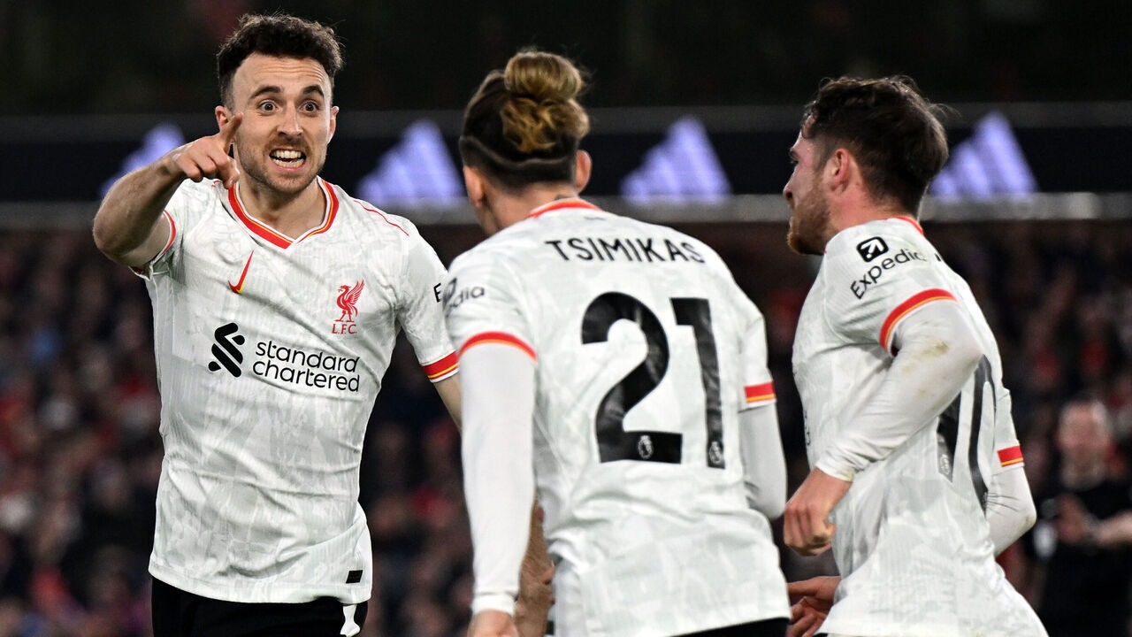 NOTTINGHAM, ENGLAND - JANUARY 14: (THE SUN OUT, THE SUN ON SUNDAY OUT) Diogo Jota of Liverpool celebrates scoring his team's first goal with teammates Kostas Tsimikas and Alexis Mac Allister during the Premier League match between Nottingham Forest FC and Liverpool FC at City Ground on January 14, 2025 in Nottingham, England.