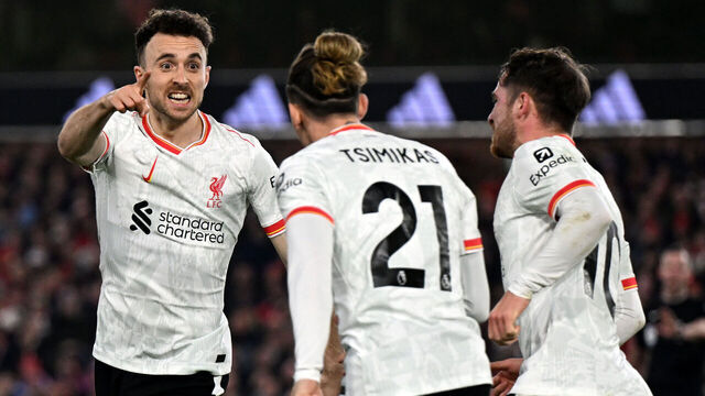 NOTTINGHAM, ENGLAND - JANUARY 14: (THE SUN OUT, THE SUN ON SUNDAY OUT) Diogo Jota of Liverpool celebrates scoring his team's first goal with teammates Kostas Tsimikas and Alexis Mac Allister during the Premier League match between Nottingham Forest FC and Liverpool FC at City Ground on January 14, 2025 in Nottingham, England.