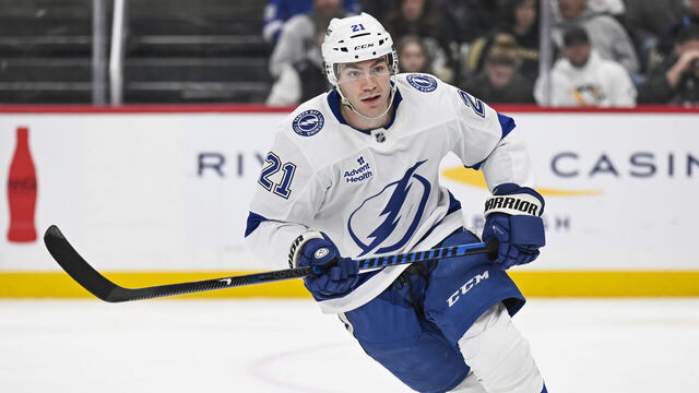 PITTSBURGH, PA - JANUARY 12: Tampa Bay Lightning center Brayden Point (21) turns up ice during the third period in the NHL game between the Pittsburgh Penguins and the Tampa Bay Lightning on January 12, 2025, at PPG Paints Arena in Pittsburgh, PA.
