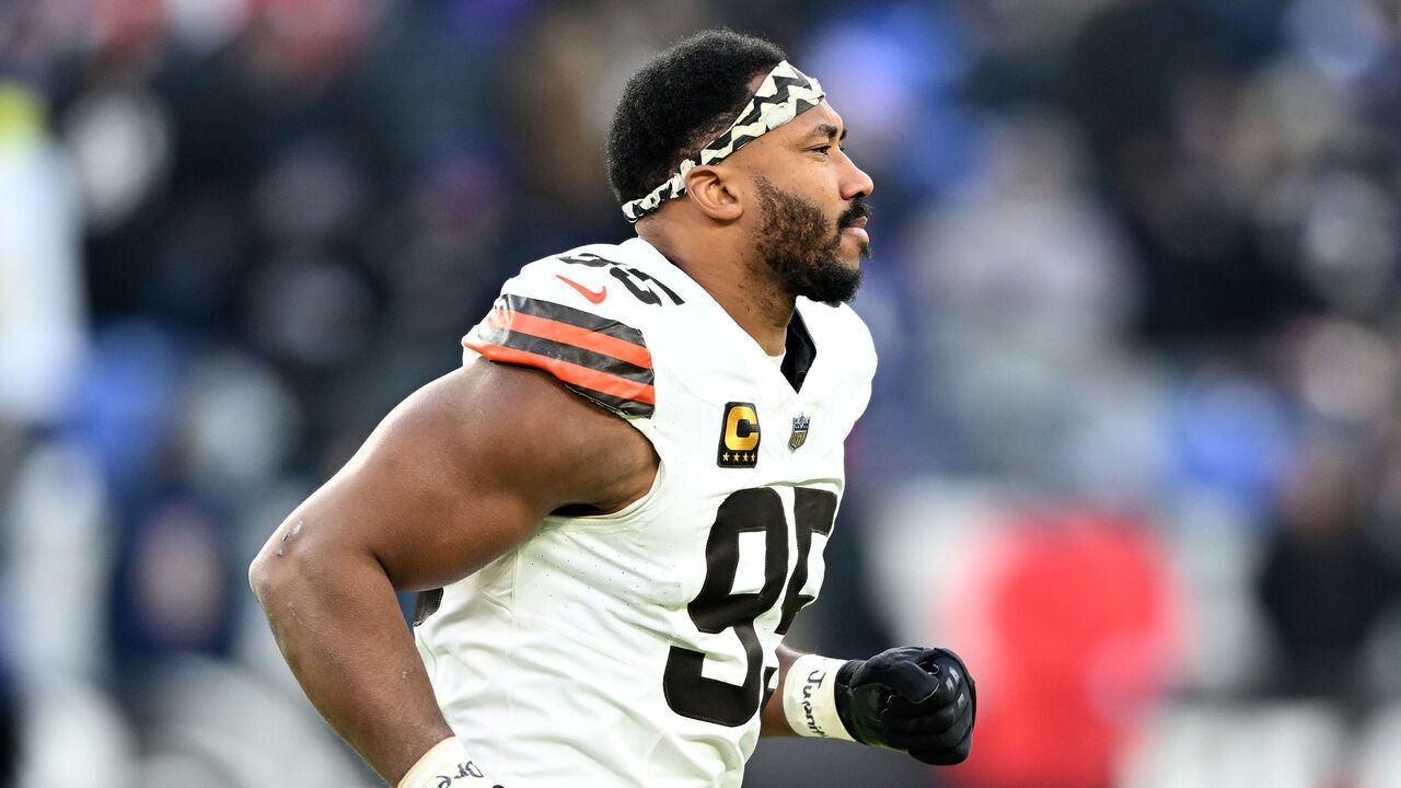 BALTIMORE, MARYLAND - JANUARY 04: Myles Garrett #95 of the Cleveland Browns warms up before the game against the Baltimore Ravens at M&T Bank Stadium on January 04, 2025 in Baltimore, Maryland.