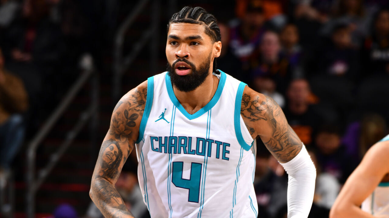 PHOENIX, AZ - JANUARY 12: Nick Richards #4 of the Charlotte Hornets looks on during the game against the Phoenix Suns on January 12, 2025 at Footprint Center in Phoenix, Arizona. Mandatory Copyright Notice: Copyright 2025 NBAE