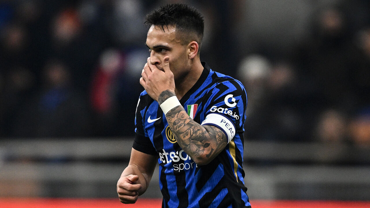 MILAN, ITALY - JANUARY 15: Lautaro Martinez of Internazionale disappointment during the Serie A match between Inter and Bologna at Stadio Giuseppe Meazza on January 15, 2025 in Milan, Italy.