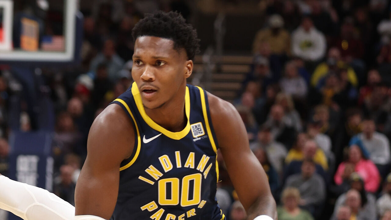 INDIANAPOLIS, IN - JANUARY 14: Bennedict Mathurin #00 of the Indiana Pacers drives to the basket during the game against the Cleveland Cavaliers on January 14, 2025 at Gainbridge Fieldhouse in Indianapolis, Indiana. Mandatory Copyright Notice: Copyright 2025 NBAE