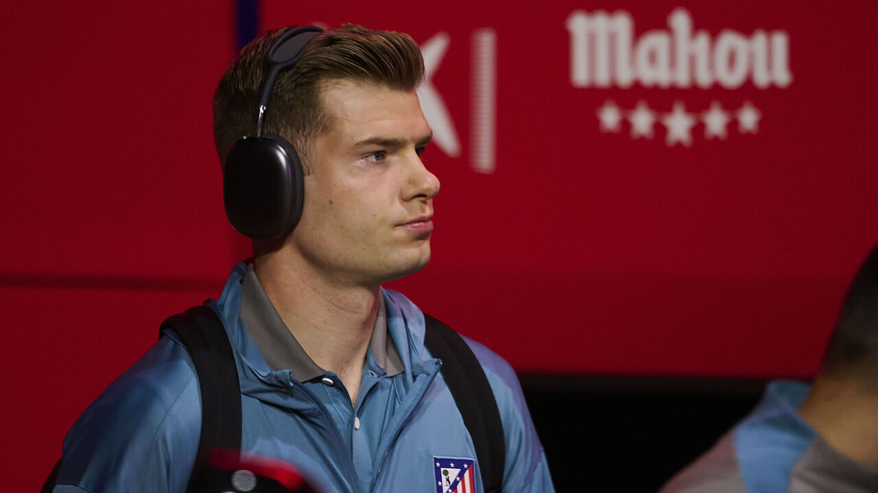 ELCHE, SPAIN - JANUARY 15: Alexander Sorloth of Atletico de Madrid arriving at the stadium prior the Copa del Rey Round of 16 match between Elche CF and Atletico de Madrid at Estadio Manuel Martinez Valero on January 15, 2025 in Elche, Spain.
