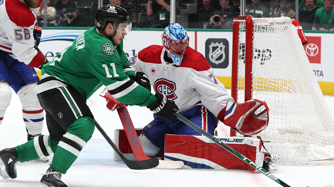 DALLAS, TEXAS - JANUARY 16: Logan Stankoven #11 of the Dallas Stars skates with the puck in front of Jakub Dobes #75 of the Montreal Canadiens at American Airlines Center on January 16, 2025 in Dallas, Texas.