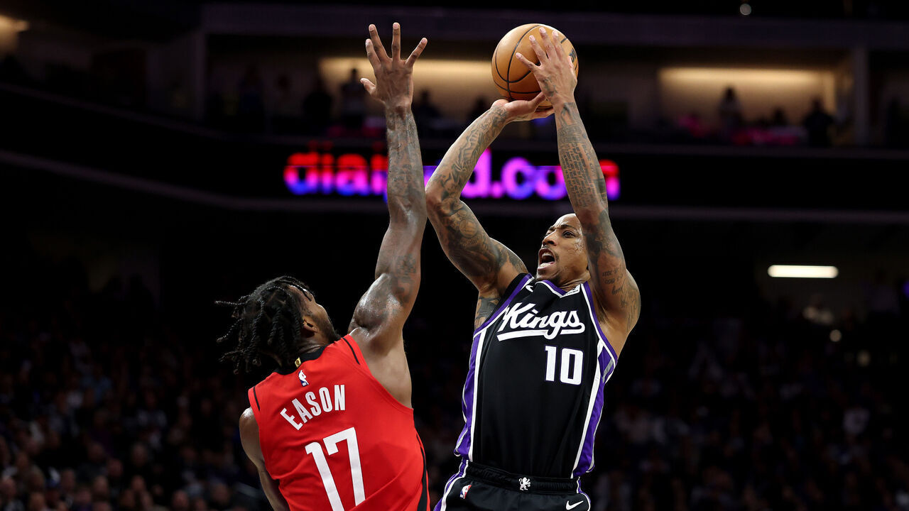 SACRAMENTO, CALIFORNIA - JANUARY 16: DeMar DeRozan #10 of the Sacramento Kings shoots over Tari Eason #17 of the Houston Rockets during the second half at Golden 1 Center on January 16, 2025 in Sacramento, California. NOTE TO USER: User expressly acknowledges and agrees that, by downloading and/or using this photograph, user is consenting to the terms and conditions of the Getty Images License Agreement.