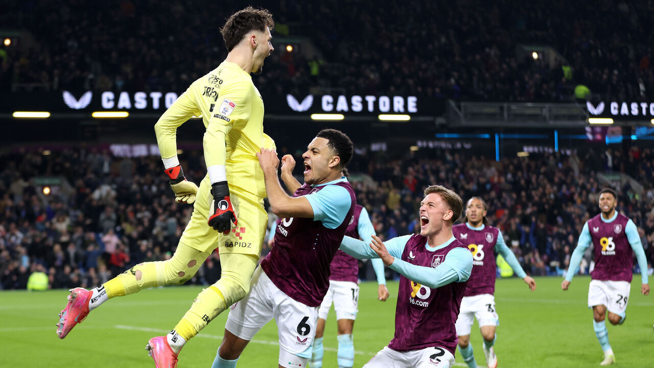 BURNLEY, ENGLAND - JANUARY 17: James Trafford of Burnley celebrates with his teammates after saving a second penalty from Wilson Isidor of Sunderland (not pictured) during the Sky Bet Championship match between Burnley FC and Sunderland AFC at Turf Moor on January 17, 2025 in Burnley, England.