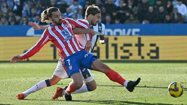 Atletico Madrid's French forward #07 Antoine Griezmann attempts to score in spite of Leganes' Spanish defender #06 Sergio Gonzalez during the Spanish league football match between Club Deportivo Leganes SAD and Club Atletico de Madrid at the Butarque Municipal stadium in Leganes on January 18, 2025.