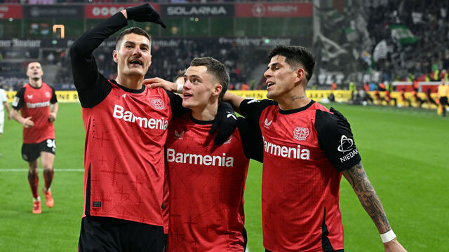 18 January 2025, North Rhine-Westphalia, Leverkusen: Soccer: Bundesliga, Bayer Leverkusen - Borussia Mönchengladbach, Matchday 18, BayArena, Leverkusen's Patrik Schick (l) celebrates his goal for 3:0 with Florian Wirtz (M) and Piero Hincapie. Photo: Maximilian von Klenze/dpa - IMPORTANT NOTE: In accordance with the regulations of the DFL German Football League and the DFB German Football Association, it is prohibited to utilize or have utilized photographs taken in the stadium and/or of the match in the form of sequential images and/or video-like photo series.