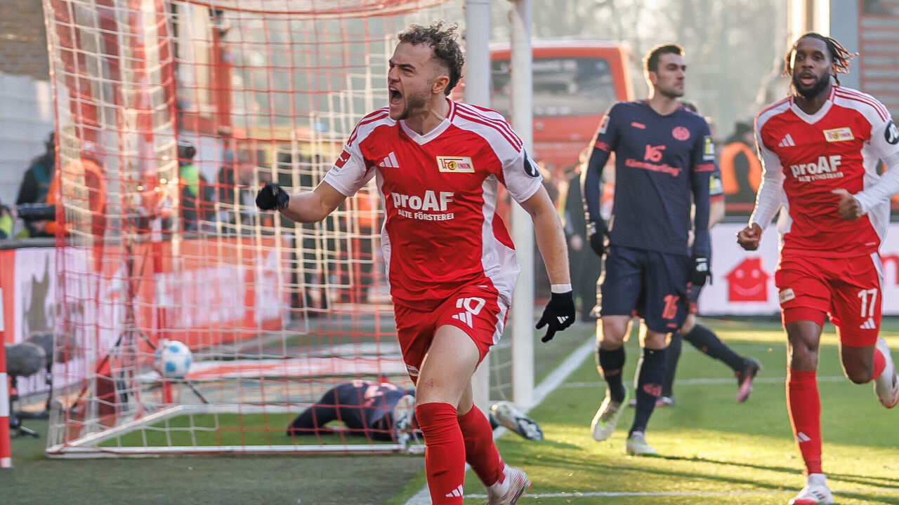 19 January 2025, Berlin: Soccer: Bundesliga, 1. FC Union Berlin - FSV Mainz 05, Matchday 18, An der Alten Försterei. Berlin's Benedict Hollerbach (l) celebrates after scoring the 1:0. Photo: Andreas Gora/dpa - IMPORTANT NOTE: In accordance with the regulations of the DFL German Football League and the DFB German Football Association, it is prohibited to utilize or have utilized photographs taken in the stadium and/or of the match in the form of sequential images and/or video-like photo series.