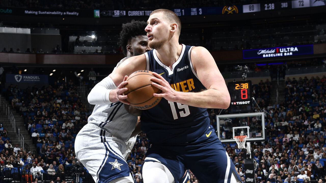 ORLANDO, FL - JANUARY 19: Nikola Jokic #15 of the Denver Nuggets drives to the basket during the game against the Orlando Magic on January 19, 2025 at Kia Center in Orlando, Florida. Mandatory Copyright Notice: Copyright 2024 NBAE