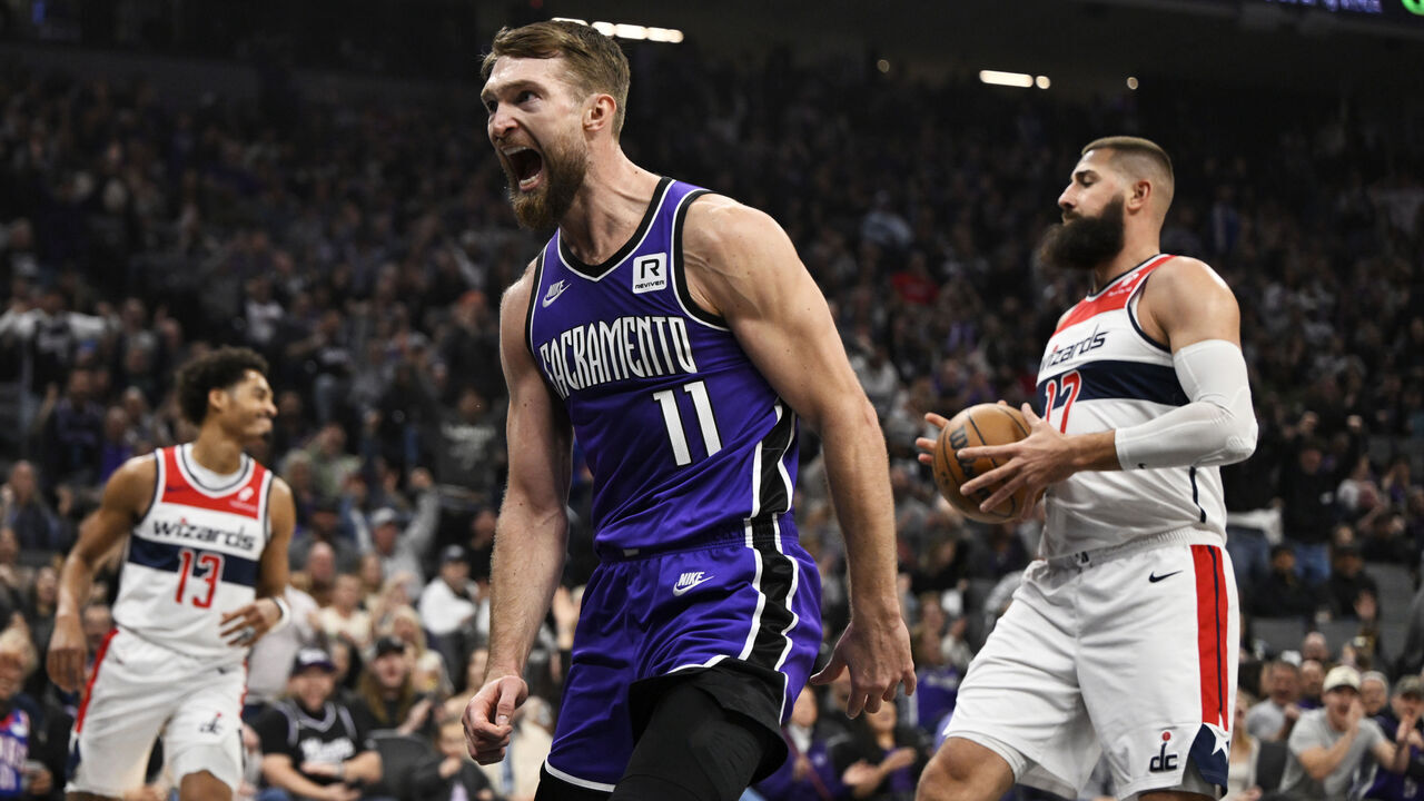 SACRAMENTO, CALIFORNIA - JANUARY 19: Domantas Sabonis #11 of the Sacramento Kings celebrates his dunk against the Washington Wizards in the first quarter at Golden 1 Center on January 19, 2025 in Sacramento, California.