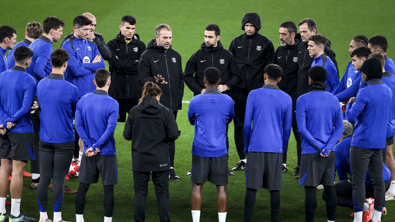 Barcelona's German coach Hans-Dieter Flick (C) talks to players during a training session on the eve of their UEFA Champions League football match against SL Benfica at the Estadio da Luz in Lisbon, on January 20, 2025.