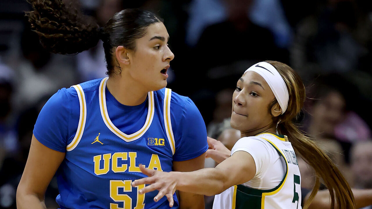 NEWARK, NEW JERSEY - JANUARY 20: Lauren Betts #51 of the UCLA Bruins heads for the net as Darianna Littlepage-Buggs #5 of the Baylor Lady Bears defends during the Coretta Scott King Classic at Prudential Center on January 20, 2025 in Newark, New Jersey. The UCLA Bruins defeated the Baylor Lady Bears 72-57.