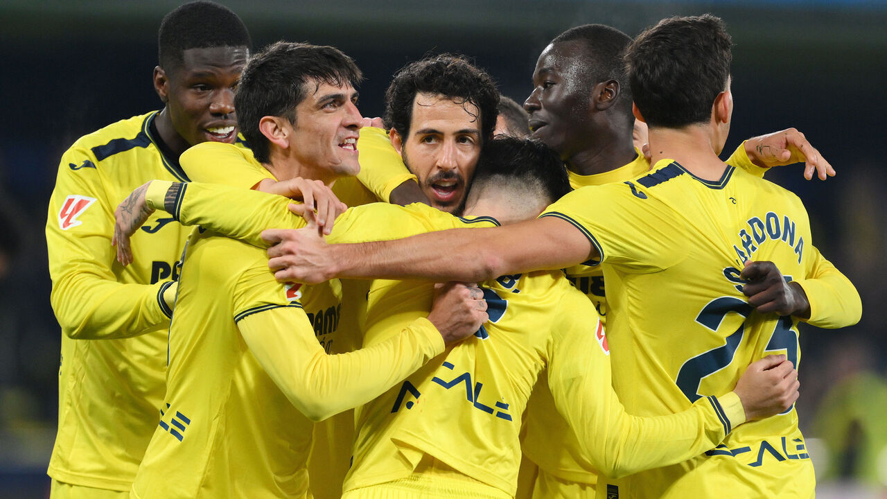 VILLARREAL, SPAIN - JANUARY 20: Daniel Parejo of Villarreal CF (centre) celebrates with his teammates after scoring his team's third goal during the LaLiga match between Villarreal CF and RCD Mallorca at Estadio de la Ceramica on January 20, 2025 in Villarreal, Spain.