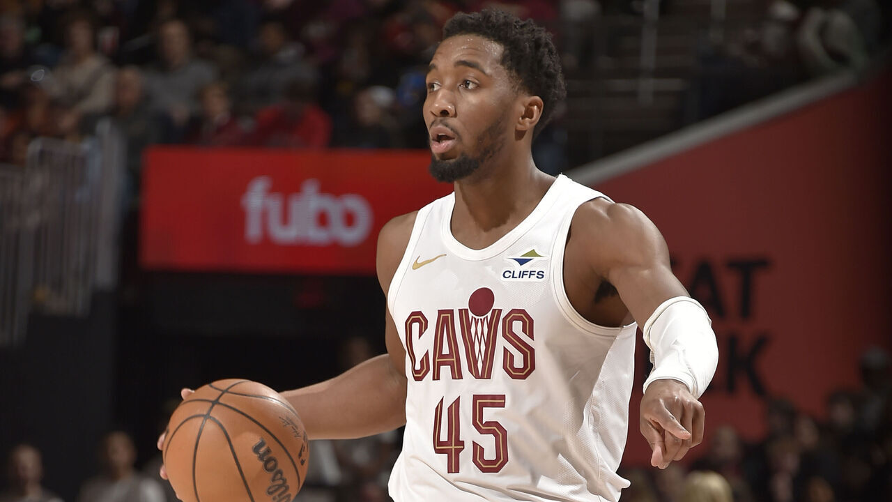 CLEVELAND, OH - JANUARY 20: Donovan Mitchell #45 of the Cleveland Cavaliers handles the ball during the game against the Phoenix Suns on January 20, 2025 at Rocket Mortgage FieldHouse in Cleveland, Ohio. NOTE TO USER: User expressly acknowledges and agrees that, by downloading and/or using this Photograph, user is consenting to the terms and conditions of the Getty Images License Agreement. Mandatory Copyright Notice: Copyright 2025 NBAE
