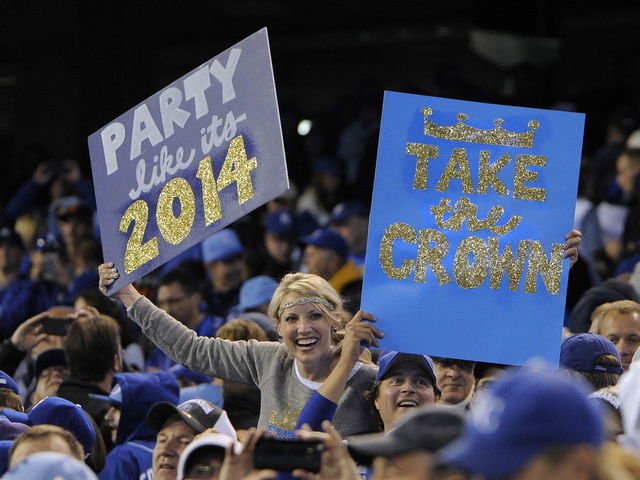 VIDEO: Royals fan jumps in Kauffman Stadium fountain after Game 3 win