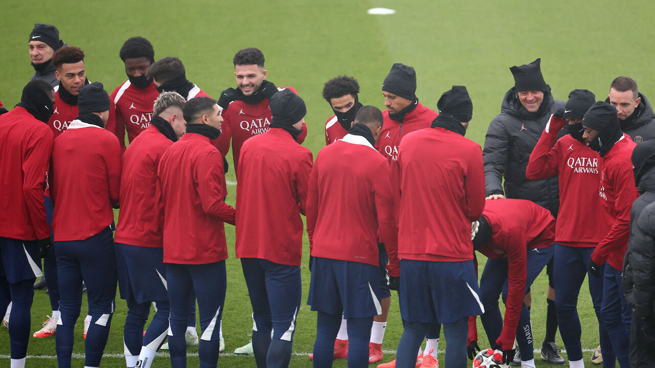 Paris Saint-Germain's Spanish headcoach Luis Enrique (2nd R) speaks with players during a training session on the eve of the UEFA Champions League football match against Manchester City at the Campus Paris Saint-Germain in Poissy western Paris, on January 21, 2025.