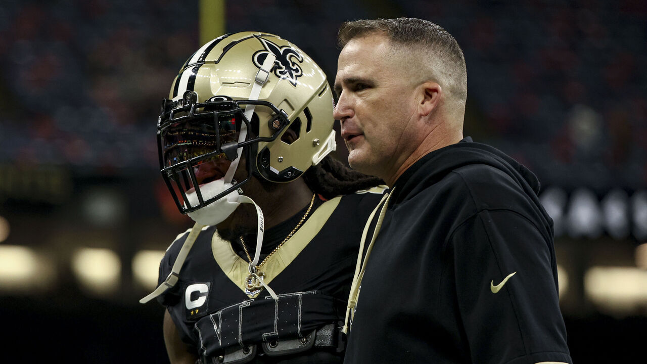 NEW ORLEANS, LOUISIANA - NOVEMBER 17: Darren Rizzi interim head coach of the New Orleans Saints and Alvin Kamara talk during warm ups before a game against the Cleveland Browns at the Caesars Superdome on November 17, 2024 in New Orleans, Louisiana.