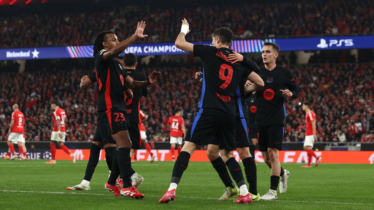 LISBON, PORTUGAL - JANUARY 21: Robert Lewandowski of FC Barcelona celebrates scoring his team's first goal with teammates during the UEFA Champions League 2024/25 League Phase MD7 match between SL Benfica and FC Barcelona at Estadio do SL Benfica on January 21, 2025 in Lisbon, Portugal.