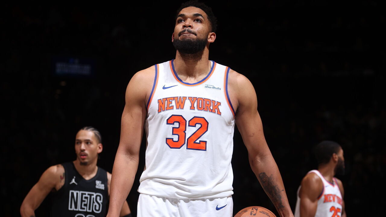 BROOKLYN, NY - JANUARY 21: Karl-Anthony Towns #32 of the New York Knicks shoots a free throw during the game against the Brooklyn Nets on January 21, 2025 at Barclays Center in Brooklyn, New York. Mandatory Copyright Notice: Copyright 2025 NBAE